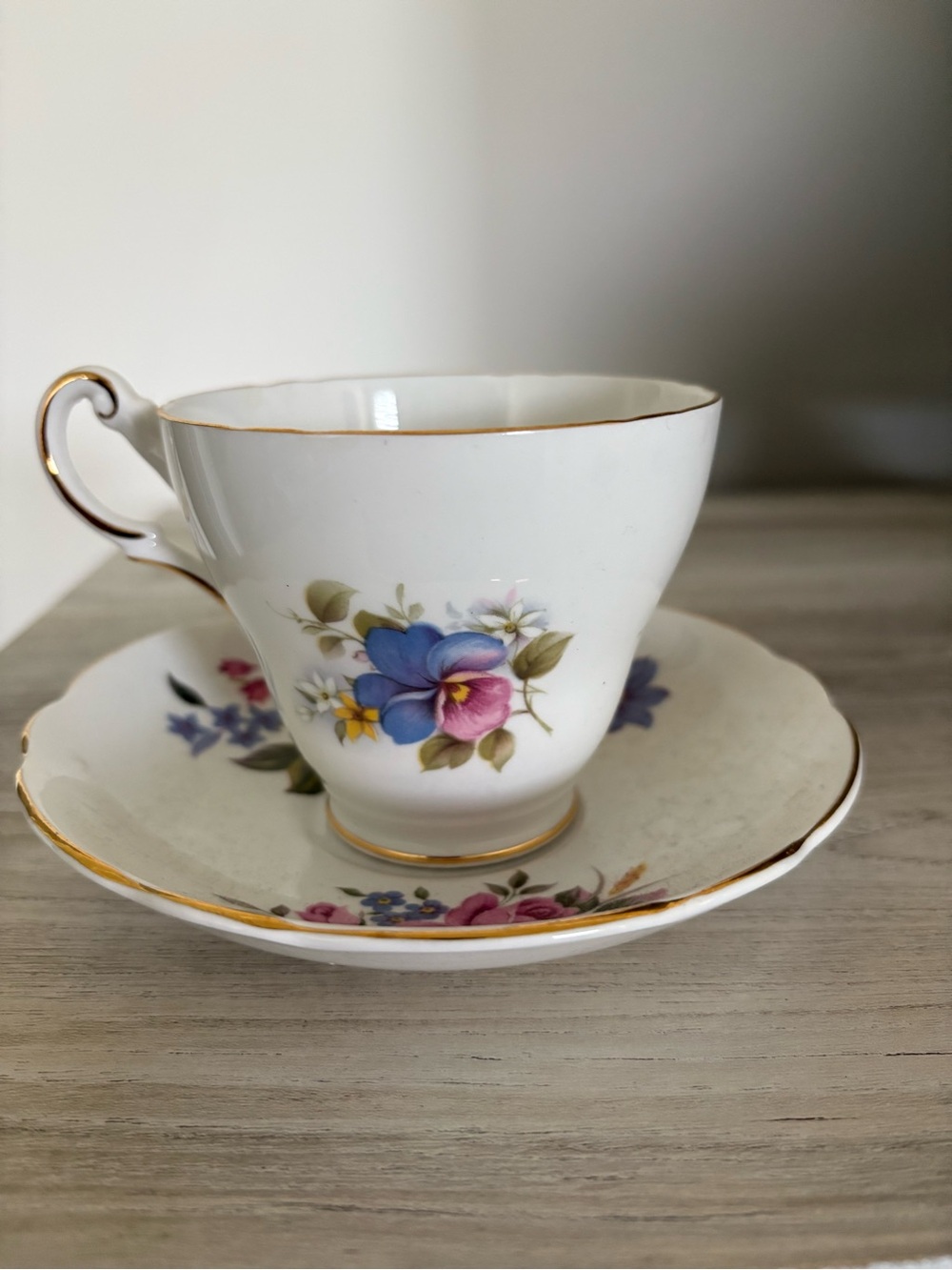 Regency Bone China VTG English Floral Gold Trim 70s-80s Teacup & Saucer Charming